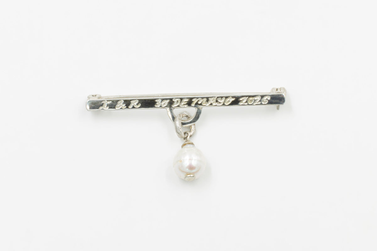 Bar brooch with pearl for I.